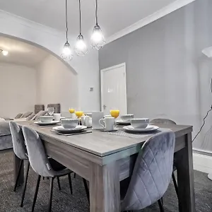 Beautiful Spacious Four Bedroom House With Parking For 2 Cars, 5 Minute Walk To Station Holiday home Southend-on-Sea