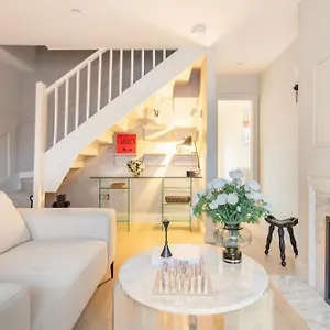 Spring Cosy 2-bed With Free Parking Holiday home London